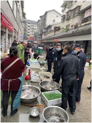 名豪)进行现场检查,检查发现名豪水产品销售区内销售甲鱼的销售柜上的